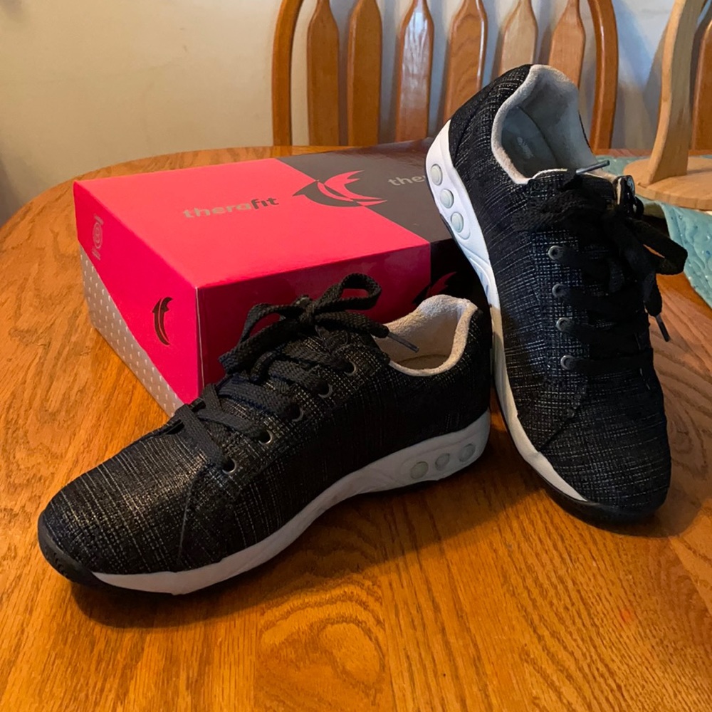 Therafit Francesca Sneaker - size 8.5/9 - NWT
